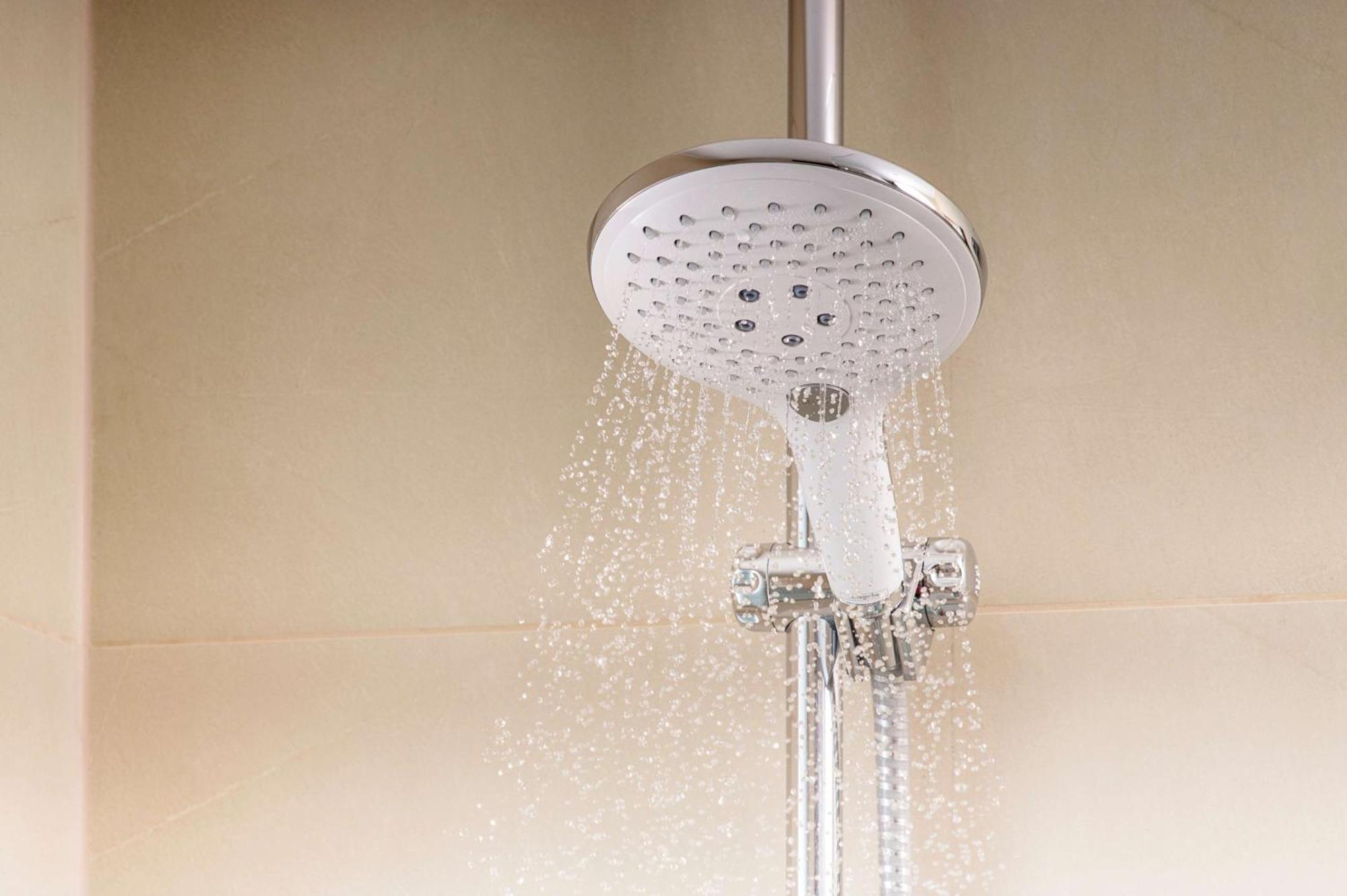 Отель Nh Collection Plaza Сантьяго Экстерьер фото A shower in operation